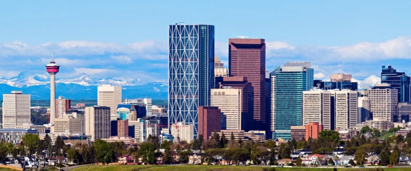 panorama-of-calgary-and-rocky-mountains-picture-id466881854.jpg